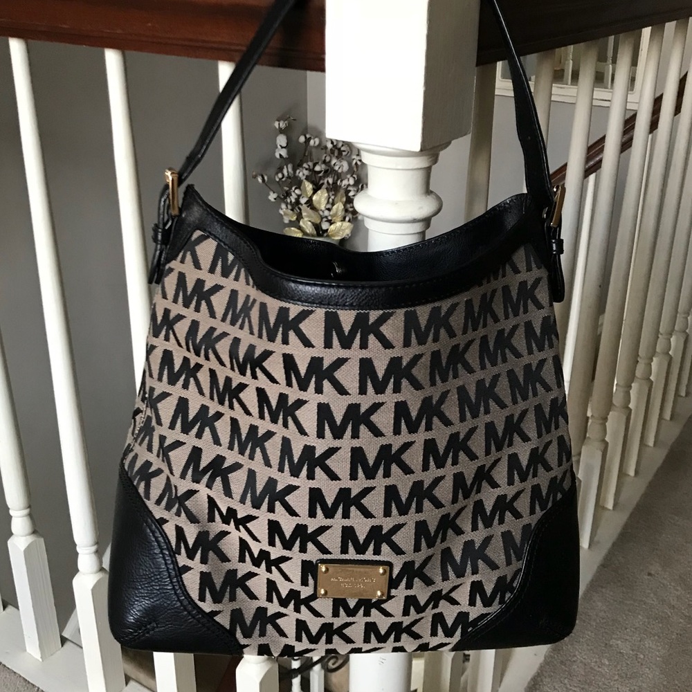 💯 Authentic Michael Kors shoulder bag